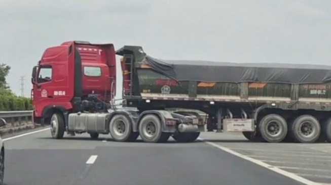 Heboh di media sosial, seorang sopir truk di Vietnam menjadi sorotan publik setelah dikenai tilang dengan nilai fantastis mencapai Rp22 juta. [Than Nien]