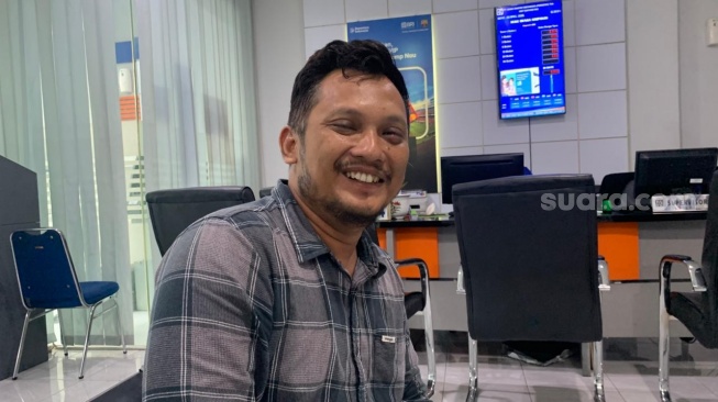 Mantri BRI Unit Baturetno, Yudhi Pamungkas, saat ditemui di kantornya. (Suara.com/Irwan Febri)