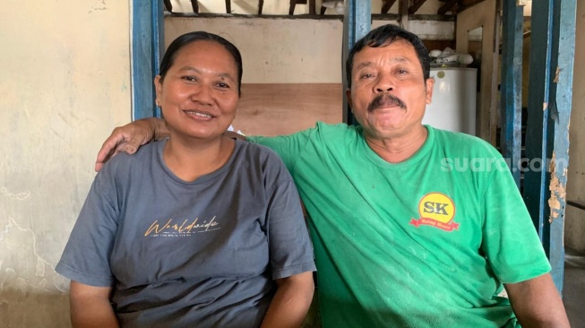 Pemilik Mi Ayam TPMC, Marinem (kiri) dan Edi Rosadi (kanan), ketika ditemui di warungnya. (Suara.com/Irwan Febri Rialdi)