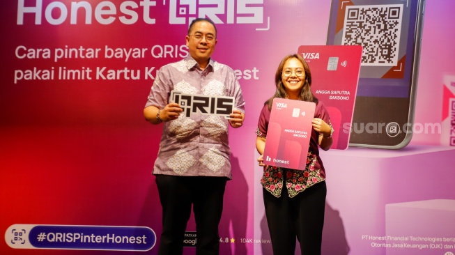 Director of Operations Honest, Panji Puntadewa (kiri) dan Director of Compliance Honest, Chiristin Hutabarat (kanan) saat peluncuran fitur pembayaran QRIS Merchant Presented Mode (MPM) di Jakarta, Selasa (21/4/2026). [Suara.com/Alfian Winanto]
