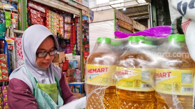 Pedagang Pasar Kranggan mengeluhkan minimnya stok Minyakita, Rabu (22/4/2026). [Suara.com/Putu]