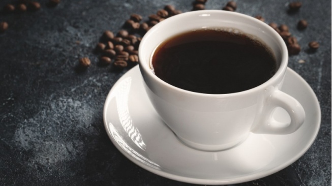 Filosofi Secangkir Kopi: Alasan Air Kompor Lebih Unggul dari Dispenser