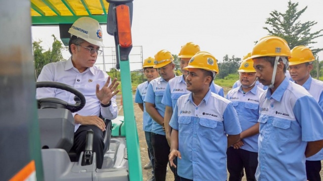 Menaker Yassierli meninjau pelaksanaan Pelatihan Vokasi Nasional (PVN) 2026 di BBPVP Medan, Selasa (21/4/2026). (Dok: Kemnaker)