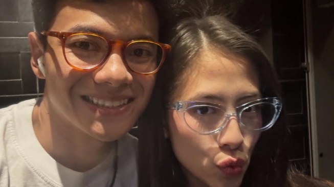 Adhisty Zara dan pacar, Abdullah Tsaqib. Zara kini tengah ramai digosipkan hamil gara-gara keluar dari sinetron Beri Cinta Waktu. [Instagram]