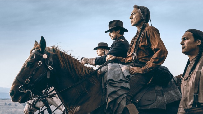 Film Hostiles yang dibintangi Christian Bale, Wes Studi, dan Rosamund Pike akan tayang pada Kamis (23/4/2026) malam ini pukul 23.00 WIB di Trans TV. [YouTube]