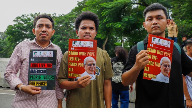 Aktivis yang tergabung dalam Aliansi Pemuda Anti-Perang atau No War Youth Alliance menggelar aksi di depan Kedutaan Besar Amerika Serikat, Jakarta, Kamis (23/4/2026). [Suara.com/Alfian Winanto]
