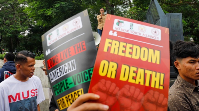 Aktivis yang tergabung dalam Aliansi Pemuda Anti-Perang atau No War Youth Alliance menggelar aksi di depan Kedutaan Besar Amerika Serikat, Jakarta, Kamis (23/4/2026). [Suara.com/Alfian Winanto]

