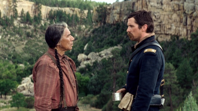 Film Hostiles yang dibintangi Christian Bale, Wes Studi, dan Rosamund Pike akan tayang pada Kamis (23/4/2026) malam ini pukul 23.00 WIB di Trans TV. [YouTube]