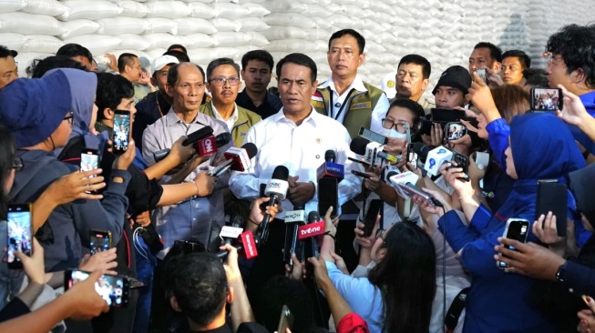 Menteri Pertanian Andi Amran Sulaiman dalam konferensi pers peninjauan stok beras di Gudang Filial Bulog Karawang. (Dok: Kementan)