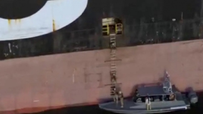 Ketegangan di Timur Tengah kembali meningkat setelah Iran merilis video yang diklaim menunjukkan pasukan Garda Revolusi menyiata dua kapal kargo di Selat Hormuz. [Istimewa]