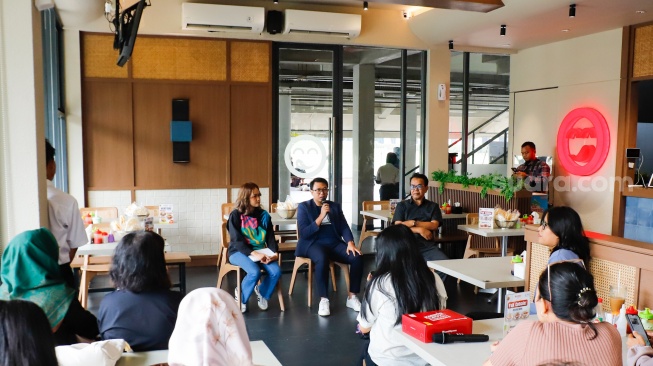 Chief of Product OttoDigital Group, Murti Daryandono bersama General Manager PT Boga Suryo Buwono, Sukotjo saat jumpa pers di Bakso Lapangan Tembak Senayan, Jakarta, Rabu (22/4/2026). [Suara.com/Alfian Winanto]