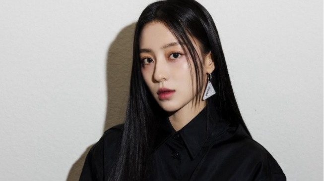 Gaya Ngantor sampai Pesta, Intip 4 Ide Daily OOTD ala Kang Min Ah Ini!