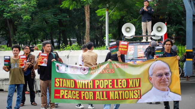 Aktivis yang tergabung dalam Aliansi Pemuda Anti-Perang atau No War Youth Alliance menggelar aksi di depan Kedutaan Besar Amerika Serikat, Jakarta, Kamis (23/4/2026). [Suara.com/Alfian Winanto]
