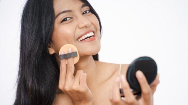 5 Rekomendasi Bedak Padat Two Way Cake yang Murah tapi Bagus, Pori-Pori Tersamarkan