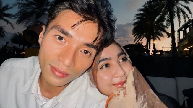 Istri Taqy Malik, Sherel Thalib yang mengenakan legging saat asyik berselancar di Lombok menjadi bahan hujatan netizen. [Instagram]