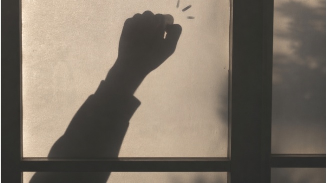 Ketukan di Tengah Malam