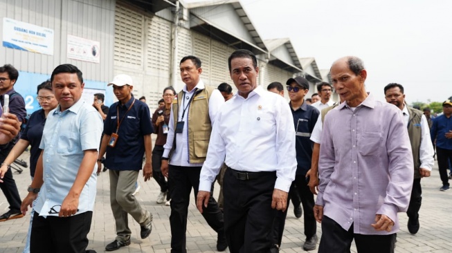 Letnan Jenderal TNI (Purn) Dr. Ahmad Rizal Ramdhani S.Sos, SH. M.Han saat mendampingi Menteri Pertanian Andi Amran Sulaiman sidak ke Gudang Filial Bulog Cabang Karawang (Dok: Kementan)