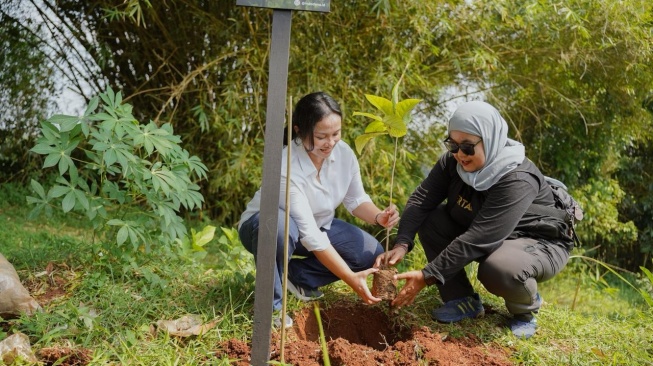 Kegiatan penanaman 1.000 bibit pohon keras di kawasan Hutan Kota Eduforest Setu, Kabupaten Bekasi pada peringatan Hari Bumi 22 April 2026. [ist]