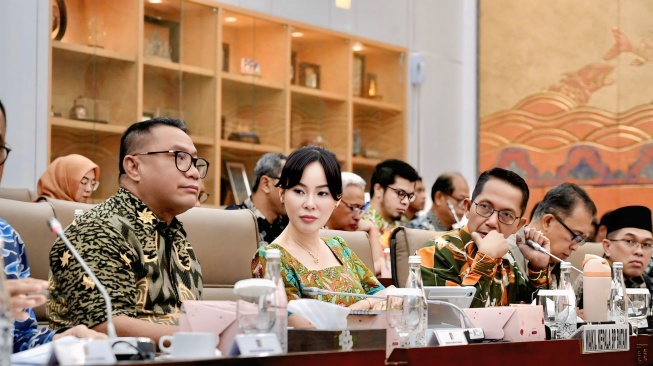 Kepala BP Batam Amsakar Achmad (kanan), Wakil Kepala BP Batam Li Claudia Chandra (tengah) dan  Deputi Bidang Investasi BP Batam, Fary Djemy Francis (kiri). [Suara.com]