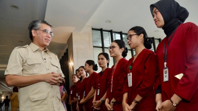Menaker Yassierli mengingatkan para peserta magang di RS Bunda Thamrin untuk memanfaatkan kesempatan magang secara serius. (Dok: Kemnaker)