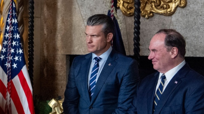 Kepala Angkatan Laut AS Dipecat Usai Bentrok dengan 'Anak Kesayangan' Donald Trump