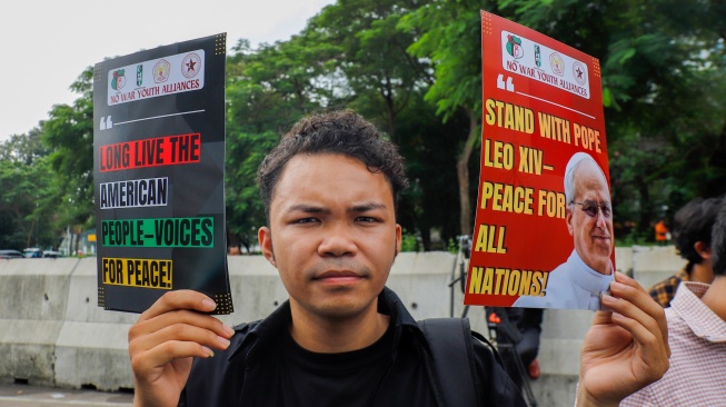 Aktivis yang tergabung dalam Aliansi Pemuda Anti-Perang atau No War Youth Alliance menggelar aksi di depan Kedutaan Besar Amerika Serikat, Jakarta, Kamis (23/4/2026). [Suara.com/Alfian Winanto]
