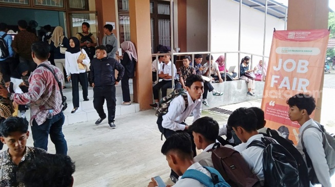 Ribuan pencari kerja berburu lowongan pada Job Connect Fair 2026. (Suara.com/ Angga Haksoro A).