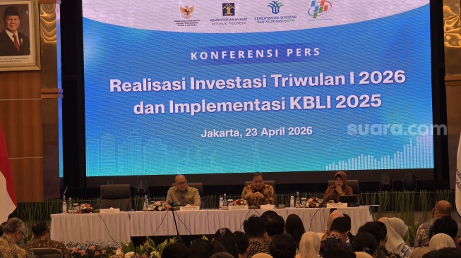 Menteri Investasi dan Hilirisasi/Kepala Badan Koordinasi Penanaman Modal (BKPM), Rosan Roeslani dan Menteri Koordinator Bidang Perekonomian Airlangga Hartarto di Jakarta, Kamis (23/4/2026). [Suara.com/Dythia] 