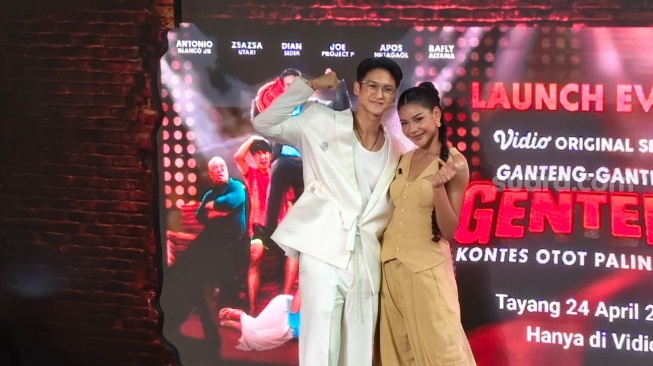 Antonio Blanco Jr dan Zsa Zsa Utari, pemain di series Ganteng-ganteng Genteng saat konferensi pers di Blok M, Jakarta Selatan pada Kamis,23 April 2026 [Suara.com/Rena Pangesti]