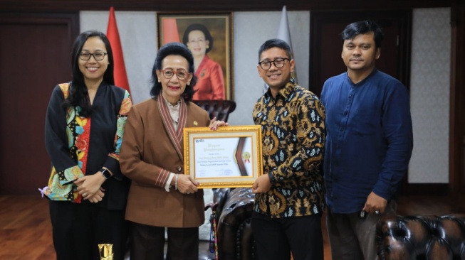 Wakil Ketua Dewan Perwakilan Daerah (DPD) RI, GKR Hemas, dianugerahi KWP Award 2026 untuk kategori 'Senator Perempuan Penggerak Harmoni dan Budaya Nasional'.