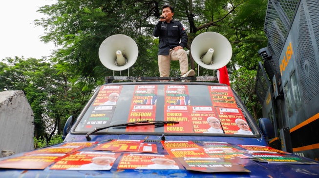 Aktivis yang tergabung dalam Aliansi Pemuda Anti-Perang atau No War Youth Alliance menggelar aksi di depan Kedutaan Besar Amerika Serikat, Jakarta, Kamis (23/4/2026). [Suara.com/Alfian Winanto]
