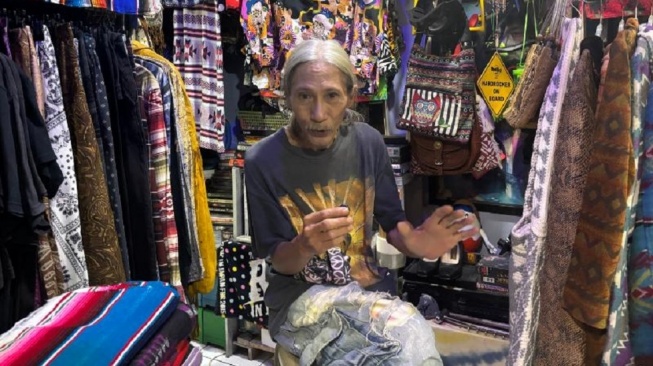 Sammy pemilik Woodstock Corner Shop di Pasar Santa, Jakarta Selatan. [Suara.com/ Dinda]