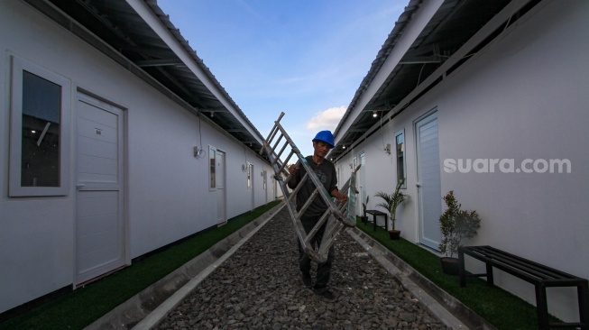 Pekerja menyelesaikan pekerjaan proyek pembangunan rumah layak huni, Senen, Jakarta, Jumat (24/4/2026). [Suara.com/Alfian Winanto]