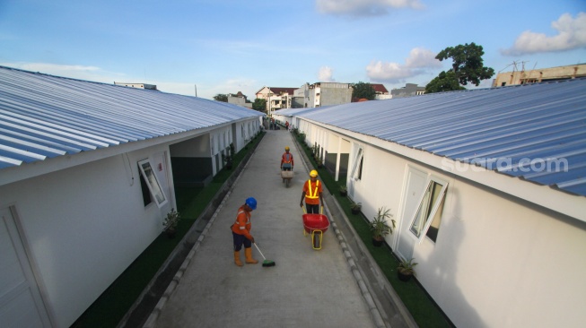 Pekerja menyelesaikan pekerjaan proyek pembangunan rumah layak huni, Senen, Jakarta, Jumat (24/4/2026). [Suara.com/Alfian Winanto]