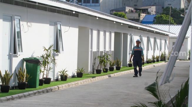 Pekerja menyelesaikan pekerjaan proyek pembangunan rumah layak huni, Senen, Jakarta, Jumat (24/4/2026). [Suara.com/Alfian Winanto]