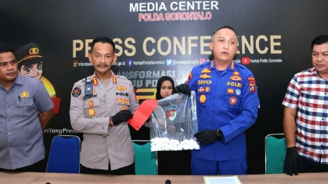 Berlabel Pupuk! Polisi Sita 1,9 Ton Sianida Asal Filipina dari Kapal yang Kandas di Gorontalo