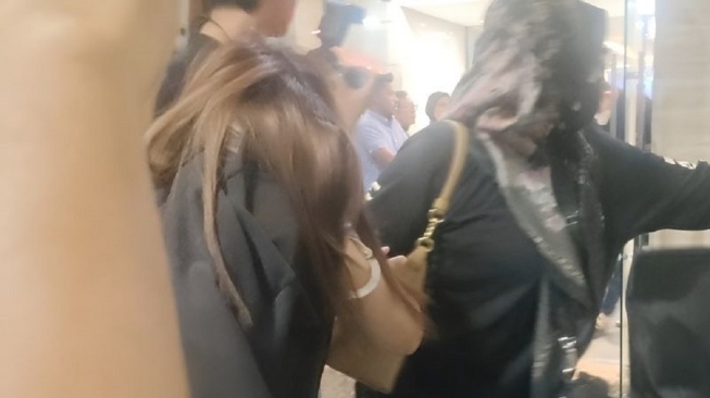 Istri dan 2 Anak Bandar Narkoba Koko Erwin Tiba di Bareskrim, Terjerat Kasus Pencucian Uang