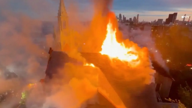 Gereja Berusia 2 Abad di AS Porak-poranda Diamuk Si Jago Merah, 5 Petugas Damkar Jadi Korban