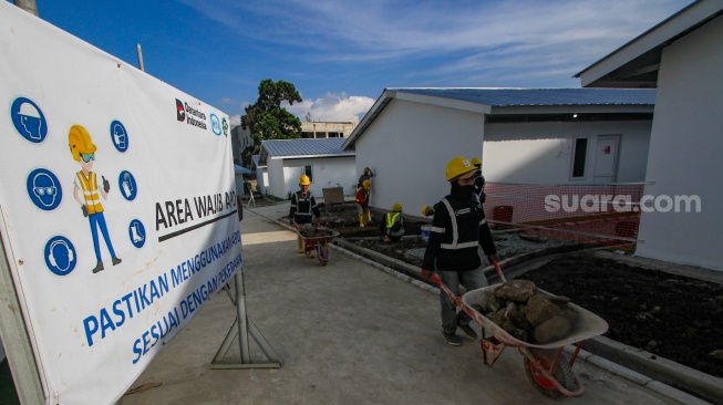 Pekerja menyelesaikan pekerjaan proyek pembangunan rumah layak huni, Senen, Jakarta, Jumat (24/4/2026). [Suara.com/Alfian Winanto]