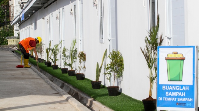 Pekerja menyelesaikan pekerjaan proyek pembangunan rumah layak huni, Senen, Jakarta, Jumat (24/4/2026). [Suara.com/Alfian Winanto]