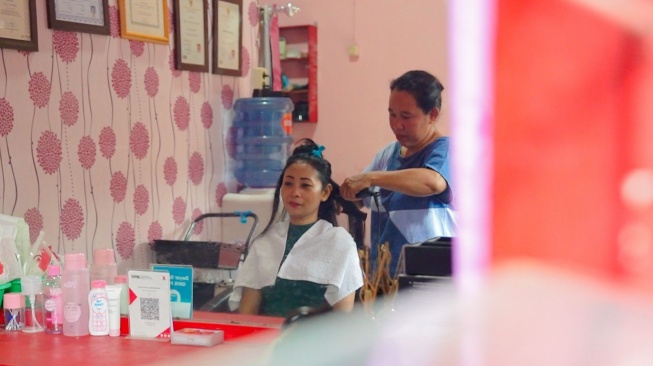 Kisah Nasabah PNM Mekaar, Ibu Anastasia: Membangun Salon Inklusif dan Gratis untuk ODGJ