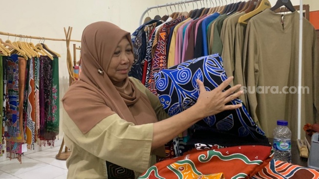 Owner Ethnic Gendhis, Erna Suseno, ketika ditemui di galerinya, Jl Potorono, Banguntapan, Bantul. (Suara.com/Irwan Febri)