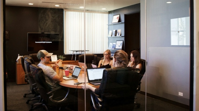 Generasi Z dan Ilusi Kesuksesan Modern: Jabatan Masih Relevan Nggak Sih?