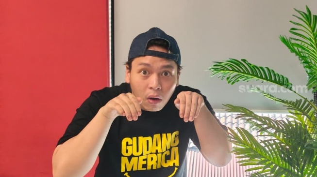 Fatih Unru, pemeran film Gudang Merica saat datang ke kantor Suara.com kawasan Pal Merah, Jakarta Barat pada Jumat, 24 April 2026 [Suara.com/Rena Pangesti]