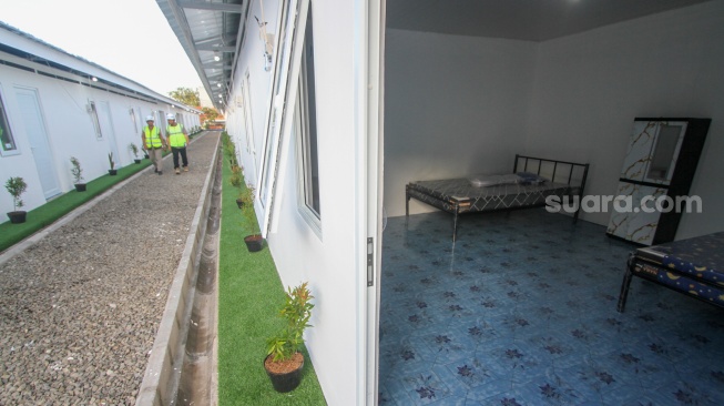 Pekerja menyelesaikan pekerjaan proyek pembangunan rumah layak huni, Senen, Jakarta, Jumat (24/4/2026). [Suara.com/Alfian Winanto]