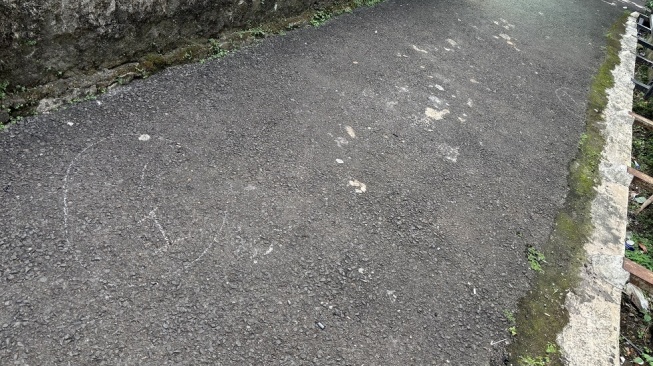 Titik lokasi dua Pekerja Rumah Tangga (PRT) berinisial I (26) dan D (18) terjatuh usai melompat dari lantai empat rumah di kawasan Bendungan Hilir (Benhil), Tanah Abang, Jakarta Pusat. [Suara.com/Dinda]