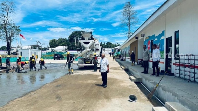 Pekerja di stadion Sudiang mulai mengerjakan pembangunan pondasi tribun stadion dan bangunan pendukung seperti ruang administrasi dan fasilitas pekerja [SuaraSulsel.id/Lorensia Clara]