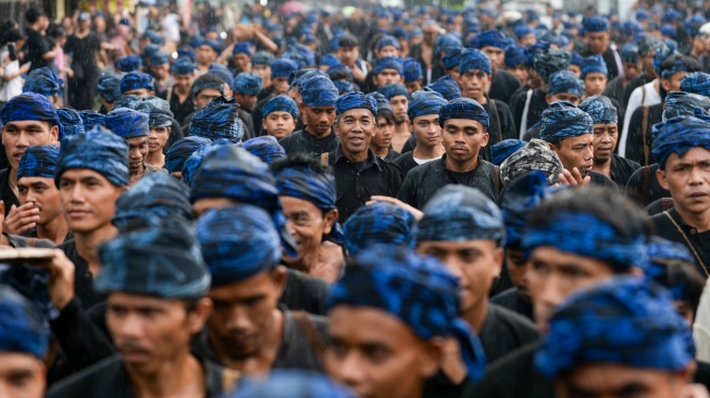 Sejumlah warga Suku Baduy berjalan menuju Pendopo Bupati Lebak, Rangkasbitung, Lebak, Banten, Jumat (24/4/2026). [ANTARA FOTO/Muhammad Bagus Khoirunas/YU]