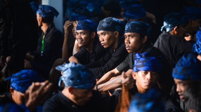 Sejumlah warga Suku Badui beristirahat di Pendopo Bupati Lebak, Rangkasbitung, Lebak, Banten, Jumat (24/4/2026). [ANTARA FOTO/Muhammad Bagus Khoirunas/YU]

