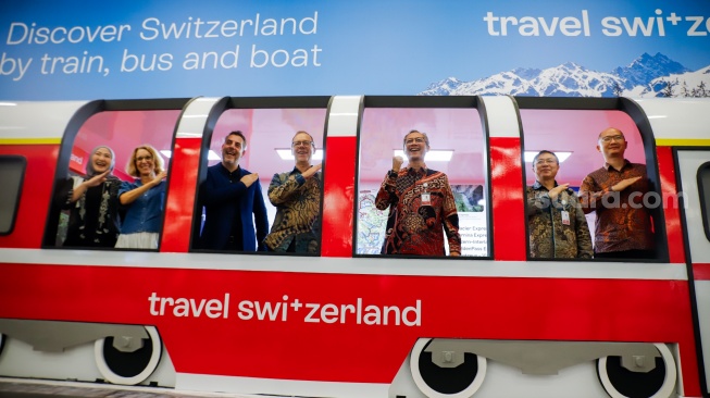 (Dari kiri) Corporate Secretary PT KCIC Eva Chairunisa, Istri Duta Besar Swiss Frederique Zehnder-Merot, Director Southeast Asia Switzerland Tourism Batiste Pilet, Duta Besar Swiss untuk Indonesia Oliver Zehnder, Direktur Human Resources, Asset, & Security, Safety, Health, Environment (SSHE) PT KCIC Muhammad Widodo, High Speed Railway Director KCIC Zhang Ming, dan General Manager Non Railway Business KCIC Devin Pranata meresmikan Pameran Wisata Switzerland Kedutaan Besar Swiss di Indonesia di Stasiun Whoosh Halim, Jakarta, Jumat (24/4/2026). [Suara.com/Alfian Winanto]